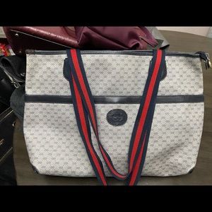 Vintage Gucci shoulder bag.